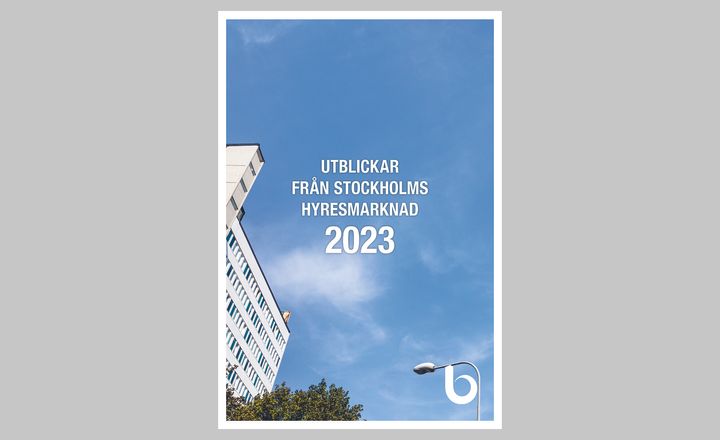 Framsidesbild på en rapport med titeln Utblickar från Stockholms hyresmarknad 2023 på en bakgrund av blå himmel, moln och en skymt av ett vitt flerbostadshus.