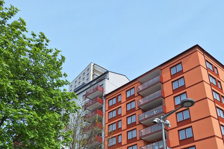 Flerbostadshus mot blå himmel