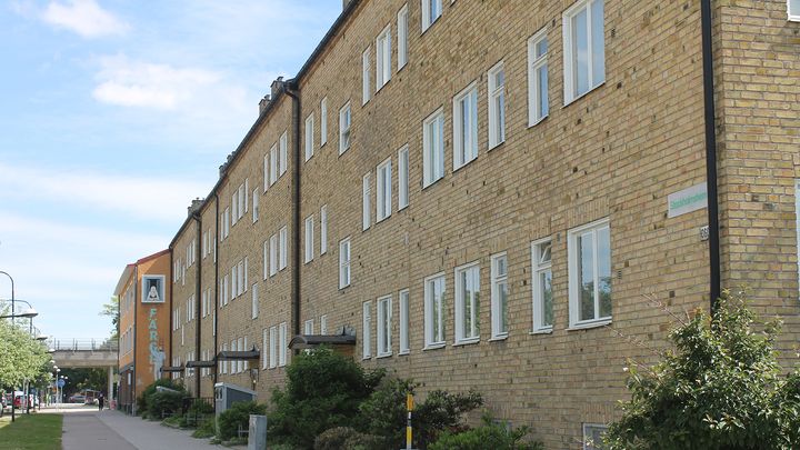 Flerbostadshus i tegel, med himmel i bakgrunden