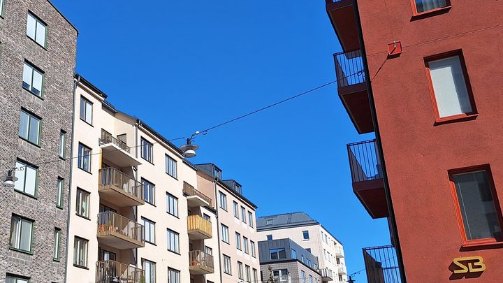 Flerbostadshus mot blå himmel