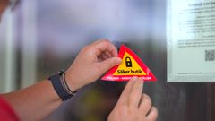 Intyg och klisterdekal blir det synliga beviset på att verksamheten tar arbetet med trygghet och säkerhet på allvar.