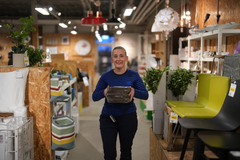 Målgruppen för den digitala arbetsmiljöutbildningen "Din arbetsplats i handeln" är anställda, skyddsombud och chefer i handeln. Utbildningen passar såväl den som arbetar i butik som på lager, i e-handeln eller på kontor. Prevent/Handelsrådet