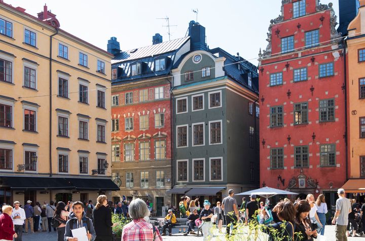 Gamla stan i Stockholm med byggnader kring Stortorget och folk som promenerar.