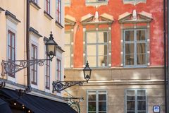 Gatulampa och färgglada byggnadsfasader i Gamla stan, Stockholm.