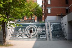 En student står framför en detaljerad målning på en trappa vid Lappkärsberget.