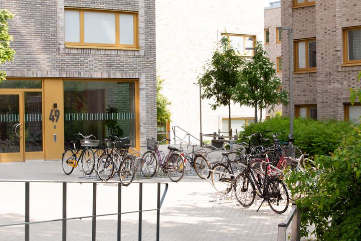 Campus Lappis (Lappkärrsberget), beläget intill Stockholms universitet med smidiga kommunikationer till city, är hem för cirka 3 500 studenter. Med närhet till Lappis Beach, mataffär, restaurang, utegym och padelbana samt ett brett utbud av aktiviteter som löpargrupper, yoga, padellektioner, turneringar och tacokvällar erbjuds ett aktivt studentliv präglat av gemenskap och engagemang.
