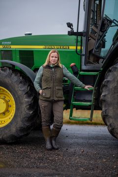 Mikaela Johnsson LRF vice förbundsordförande, med traktor