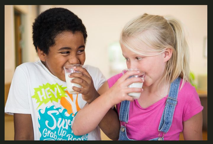 Barn som dricker skolmjölk