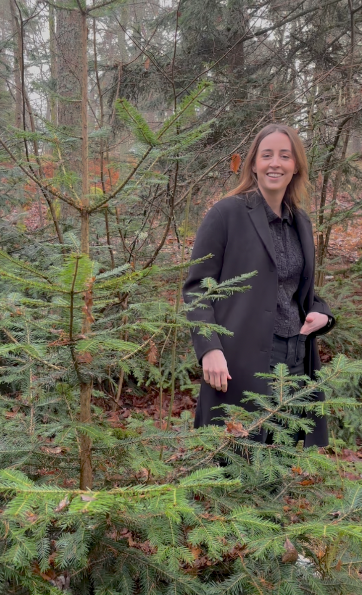 "Allemansrätten är unik, men den kräver ansvar. Att hugga en gran utan lov är stöld lika fel som att ta en julskinka i mataffären". Säger Katarina Wolf, LRF ungdomen förbundsordförande lantbrukare och skogsägare.