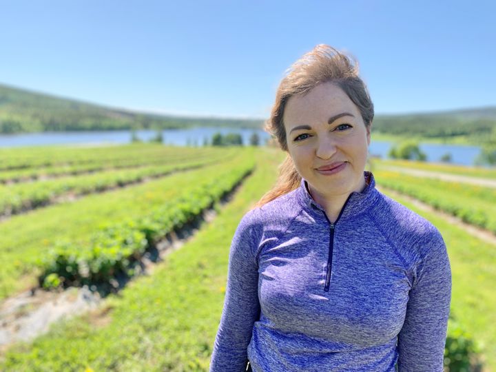 ”Konsumenter luras i dag att köpa honung som inte är äkta. Det är oacceptabelt. Nu när fusket går att avslöja finns inga ursäkter kvar för att låta produkterna stå kvar i hyllan”. Säger Beatrice Ramnerö, ordförande LRF Lokal mat och dryck.