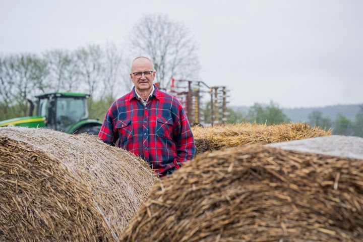 ”För många lantbrukare handlar det nu om att kunna hålla produktionen igång. Att regeringen riktar stödet till aktiva växtodlare är i linje med det LRF har drivit. Det skickar också en viktig signal om att politiken ser värdet av svensk matproduktion i ett allt mer osäkert omvärldsläge”. Säger Palle Borgström, LRFs förbundsordförande.