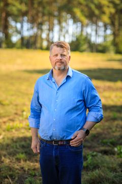 "I få andra delar av samhället accepterar vi att företag ska leva med strategisk osäkerhet under så lång tid. När investeringar uteblir förlorar vi inte bara tillväxt. Vi förlorar livsmedelsproduktion, energiproduktion och motståndskraft." Säger Hans Ramel, andre vice förbundsordförande i LRF.