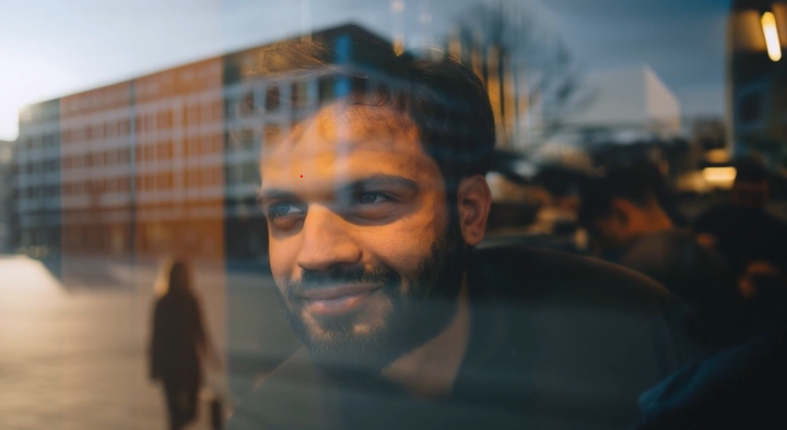 Moderaterna har lanserat en ny kampanjfilm. Bilden är AI-genererad.