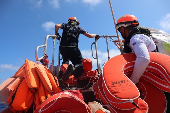 Personal från IFRC och SOS Mediterranee genomför en räddning av 86 personer den 27 juni 2023