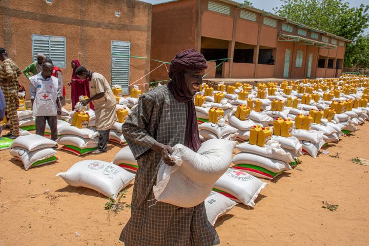 Röda Korsets matutdelning i Tera i Niger.