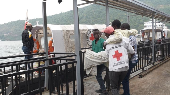 Internationella rödakorskommittén (ICRC) transporterar patienter över Kivusjön med båt för vidare transport till sjukhuset i Bukavu.