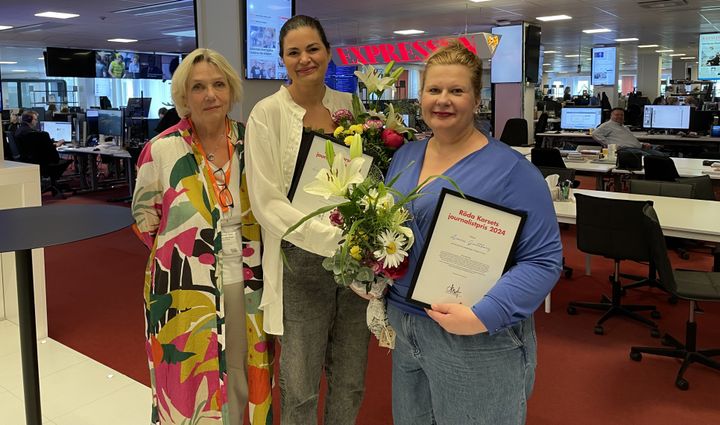 Svenska Röda Korsets ordförande Anna Hägg-Sjöquist delade idag ut årets journalistpris till Expressens Anna-Karin Nilsson och Anna Gullberg för reportageserien Krigets kvinnor.