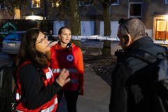 Under 2023 har Röda Korset agerat vid skjutningar och andra våldsdåd vid över 70 tillfällen. Volontärerna Beate Ström-Olsen och Elsa Kranz pratar med människor i Hässelby, Stockholm, efter en sprängning.