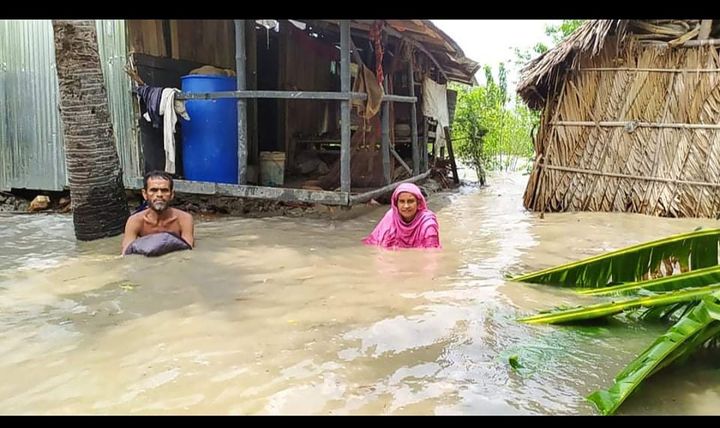 Drabbade försöker rädda ägodelar efter cyklonen Remals framfart i Bangladesh.