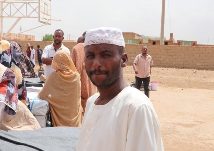 Trebarnspappa Mohammed tvingades fly Khartoum med familjen när striderna blev för intensiva. Nu befinner han sig i Kassala State där Internationella rödakorskommittén (ICRC) och Sudanesiska Röda Halvmånen delar ut köksutrustning till  5 700 människor som flytt.