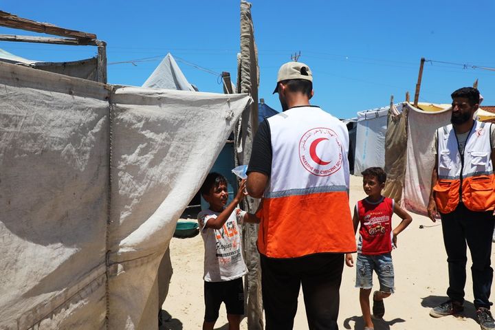 Förra veckan delade Palistinska Halvmånen ut förnödenheter, bland annat rengöringsprodukter, till runt 2000 boende i tältläger i på Gazaremsan.