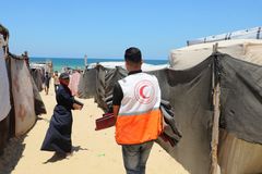 Förra veckan delade Palistinska Halvmånen ut förnödenheter, bland annat rengöringsprodukter, till 2000 boende i tältläger i på Gazaremsan.