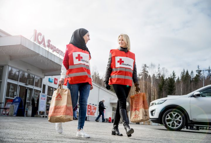 Narin Almohamad och Sara Ericsson, Röda Korsets volontärer i Nora levererar mat till äldre under coronakrisen. Foto: Pavel Koubek