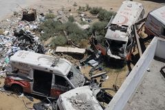 Ambulanser och vårdpersonal är inte förskonade från kriget, trots att det röda korset och den röda halvmånen är skyddsemblem som ska respekteras och skyddas. Foto från augusti 2024.