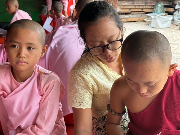 26-åriga läraren Khin Su Wai med sina elever på Yadana Theingi Nunneskola i Sagaing-regionen. Nunneskolan drabbades av allvarliga skador och förlust av personal och elever under jordbävningen i Myanmar i mars 2025. Nu hjälper Röda Korset med tält och annat grundläggande stöd.