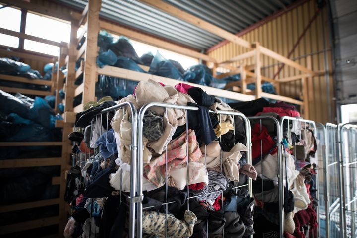 Kläder i en av Röda Korsets second hand-butiker.