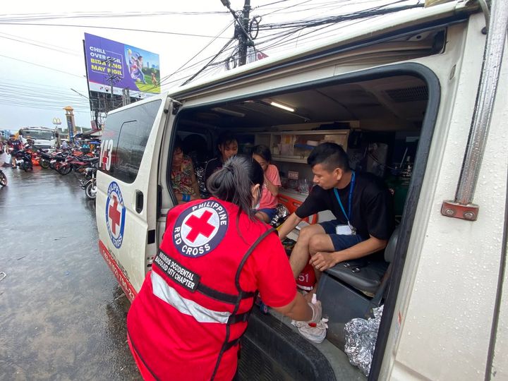Katastrofteam från Filippinska Röda Korset rycker ut för att hjälpa människor undan de massiva översvämningarna i Barangay Mars, Brgy. Singcang Airkasta och Negros Occidental.