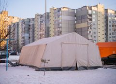 Ukrainska Röda Korset har omedelbart frigjort 40 miljoner kronor från sin katastroffond för att sätta upp mobila värmestugor tillsammans med Ukrainas räddningstjänst. Där kan man värma sig, erbjudas varm mat och dryck, ladda sina prylar och få psykologiskt stöd.