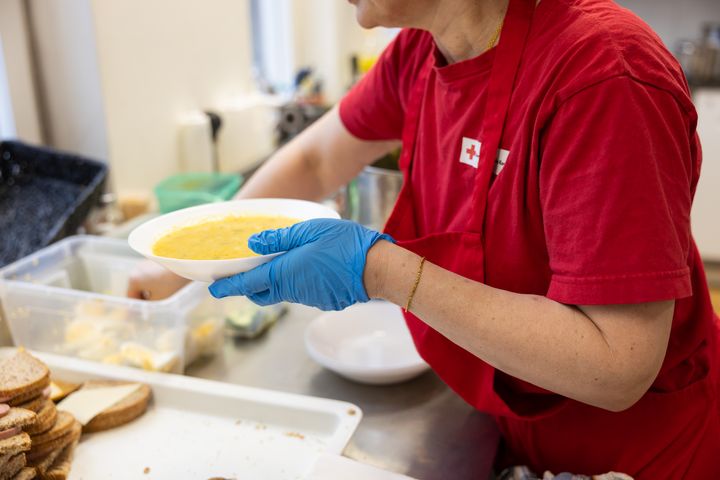 Besökarna på Röda Korsets hus Stockholm i Bredäng kan både få frukost, lunch och fika.