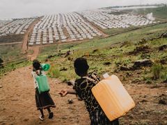 Barn hämtar vatten till det överfulla Busuma-lägret i norra Burundi.