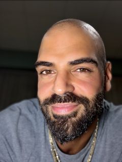 Gabriel El Aaraj tartar insamling till förmån för Röda Korsets arbete i Libanon.