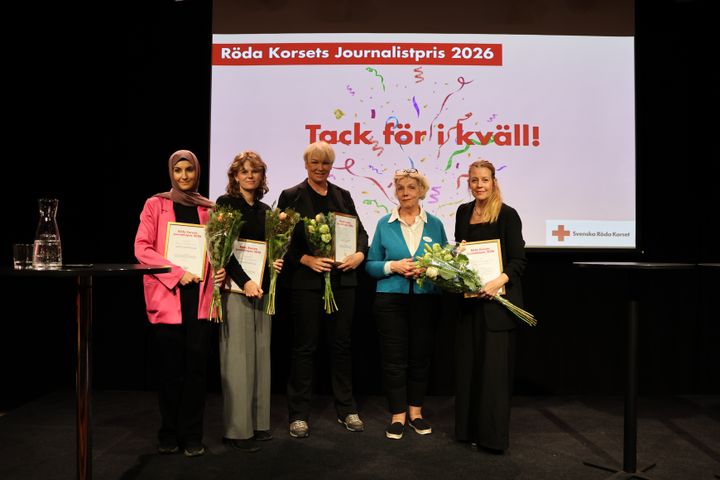 Prisceremoni för Röda Korsets Journalistpris och Hedersomnämnande 2026. Från vänster: Sara Andersson, Sydsvenskan, Sofia Sundström, Sydsvenskan, Jessica Ziegerer, Sydsvenskan, Anna Hägg-Sjöquist, ordförande Röda Korset samt Linda Hörnqvist, SVT.
