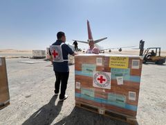Material till Röda Korsets fältsjukhus i Rafah, Gaza