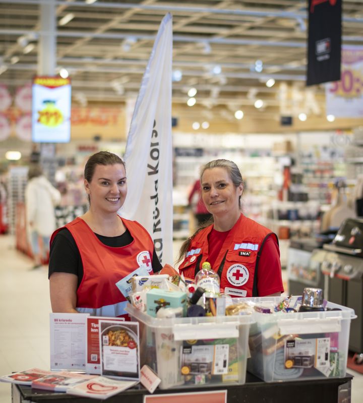 Volontärerna Ina och Tove på plats på ICA Maxi Nacka under Beredskapsveckan 2025.