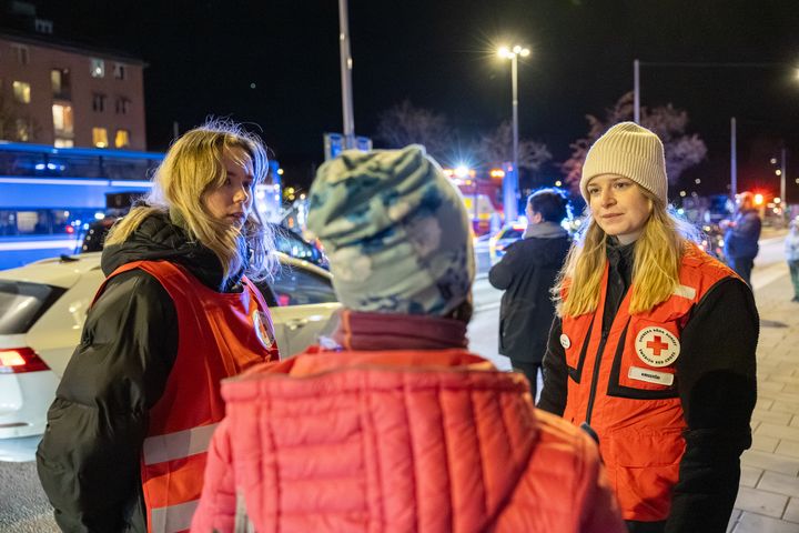 Röda Korsets krisstödjare på plats efter bussolyckan på Östermalm i Stockholm 2025.