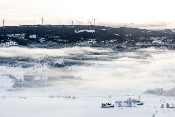 Snöigt landskap med vindkraftverk