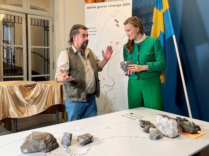 I går, på Regeringskansliet, tillkännagavs SGU:s regeringsuppdrag om att återstarta "Mineraljakten". Statsgeolog Erik Jonsson berättade för energi- och näringsminister Ebba Busch om olika mineral som finns i svensk berggrund.