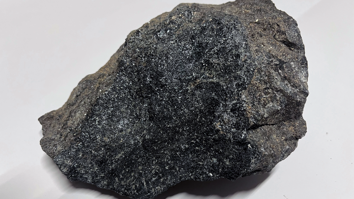 Bilden föreställer en stuff och visar hur en nickelmineralisering kan se ut.