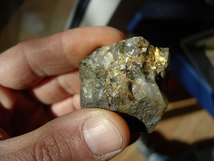 Exempel på guld. Här tillsammans med kvarts, från ädelfors i Småland.