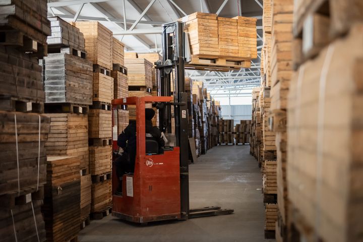 En truck kör lådor med borrkärnor.