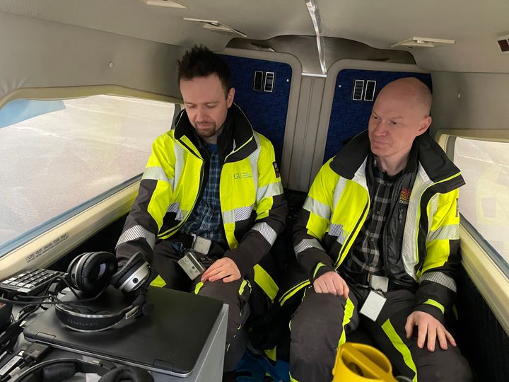 Statsgeofysikerna Lars Beckel och Henrik Johansson (till höger) förbereder sig för årets flygmätningar som inleds i dag.