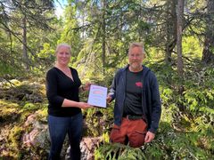 På tisdagen delade Therese Bejgarn, chef för enheten gruv- och mineralnäringsanalys vid SGU, ut förstapriset direkt till Peter Karlsson på plats där fyndet gjordes.