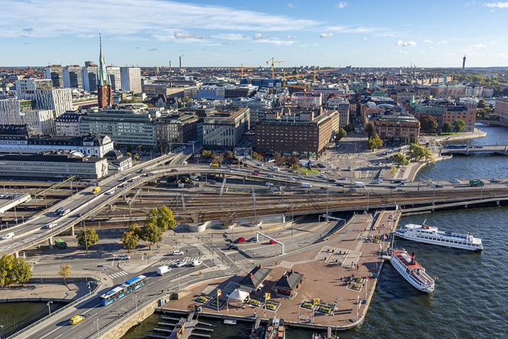 Vy över storstad med ett komplext myller av vägar och fordon.