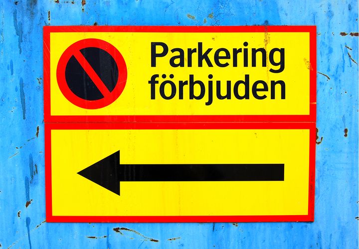 Antalet parkeringsanmärkningar i Sverige är i princip oförändrad, men det skiljer sig åt i län och kommuner.