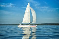 Bilden visar en segelbåt.