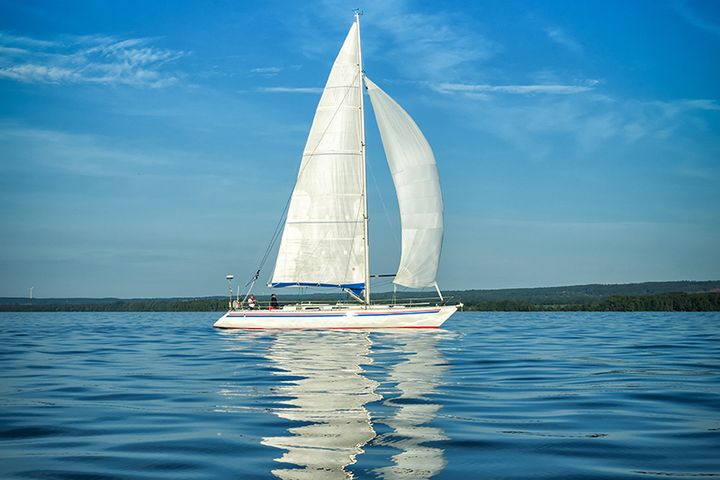 Bilden visar en segelbåt.